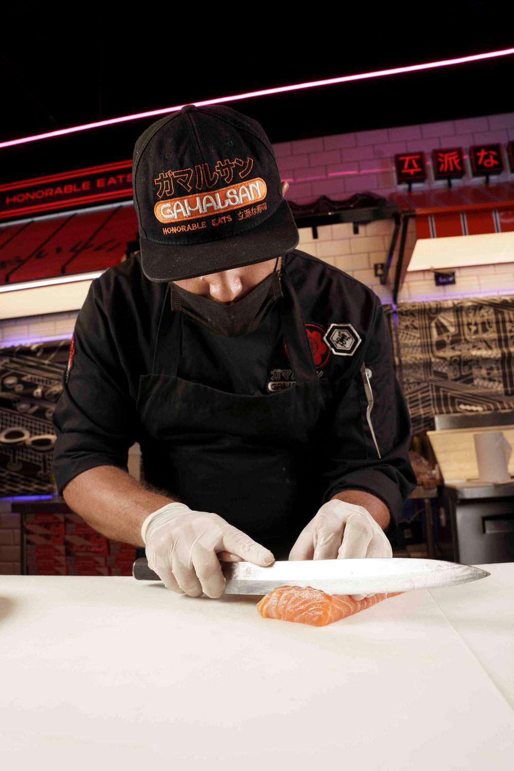 empleado-cortando-sushi